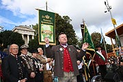 Höhepunkt des letzten Wiesnsonntag: das Salutschießen  vor der Bavaria - Oktoberfest-Landesschießen am 4.10.2015 (©Foto. Martin Schmitz)